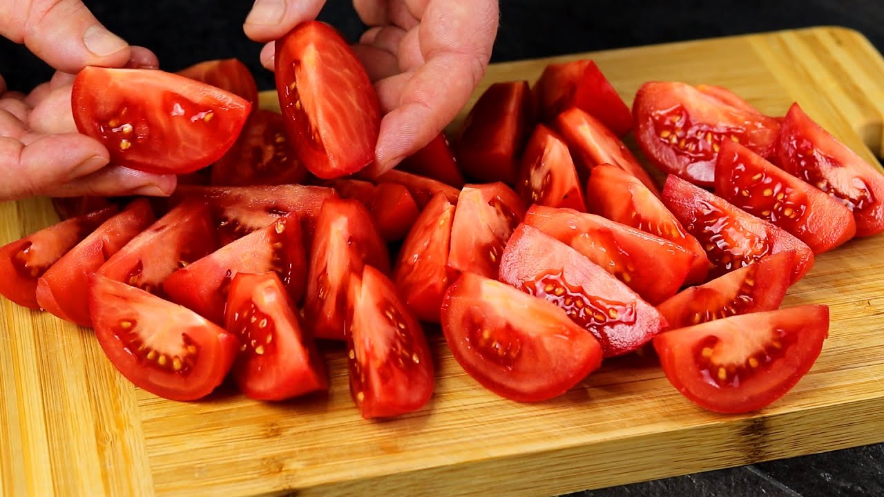 Боже, как вкусно! Я всегда буду так готовить! Просто нарежьте помидоры дольками🍅! Вкусные Помидоры!